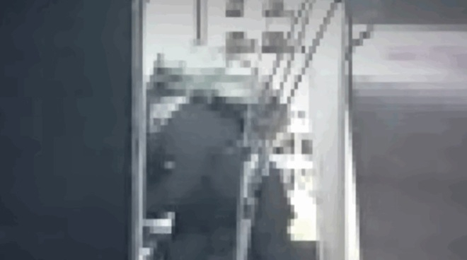 한 중년 남성이 가게 앞에 놓인 새벽 배송 보냉백에서 닭다리살을 훔쳐 가는 CCTV 영상이 공개돼 논란이다. /사진=JTBC '사건반장' 캡처