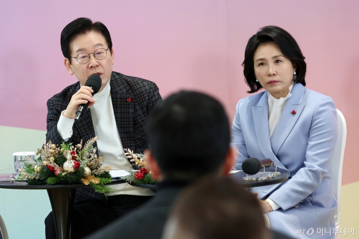 [서울=뉴시스] 최동준 기자 = 이재명 대통령이 24일 서울 서대문구 신촌세브란스 연세암병원 중입자치료센터에서 열린 희귀질환 환우·가족 간담회에서 발언하고 있다. (대통령실통신사진기자단) 2025.12.24. photocdj@newsis.com /사진=