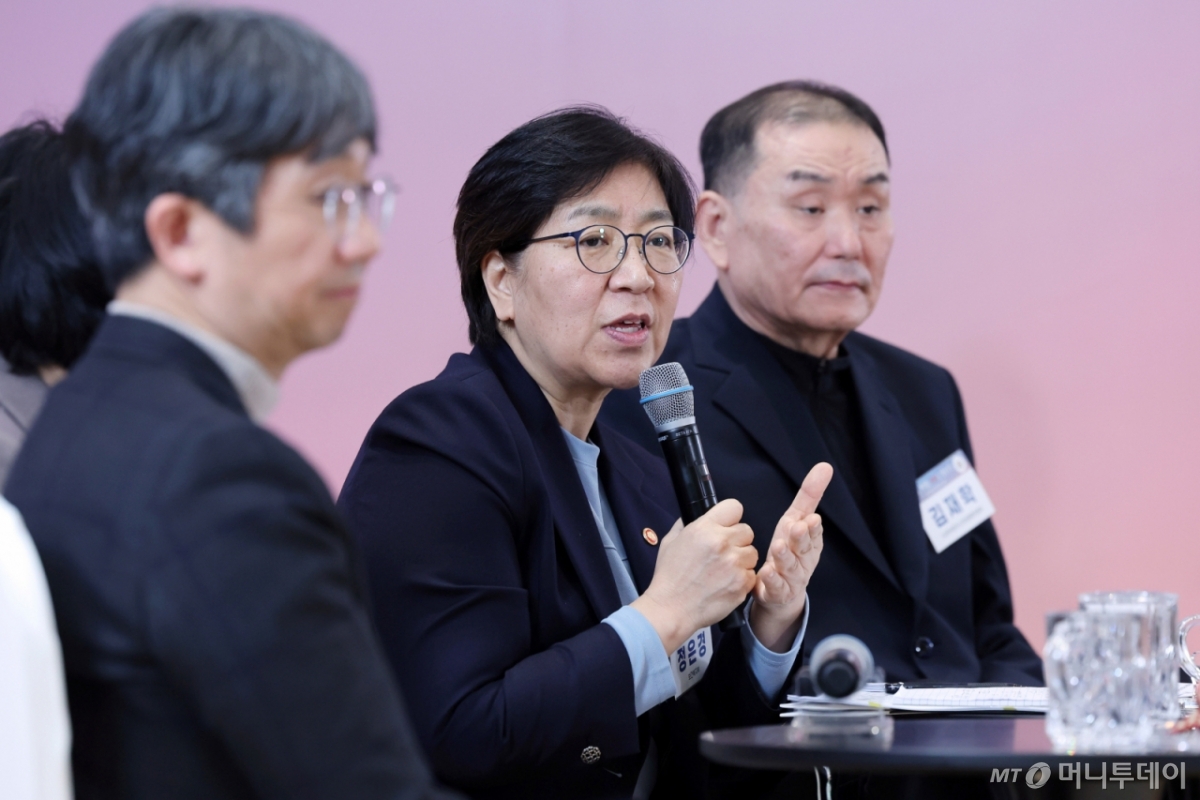 [서울=뉴시스] 최동준 기자 = 정은경 보건복지부 장관이 24일 서울 서대문구 신촌세브란스 연세암병원 중입자치료센터에서 열린 이재명 대통령, 희귀질환 환우·가족 간담회에서 질문에 답변하고 있다. (대통령실통신사진기자단) 2025.12.24. photocdj@newsis.com /사진=