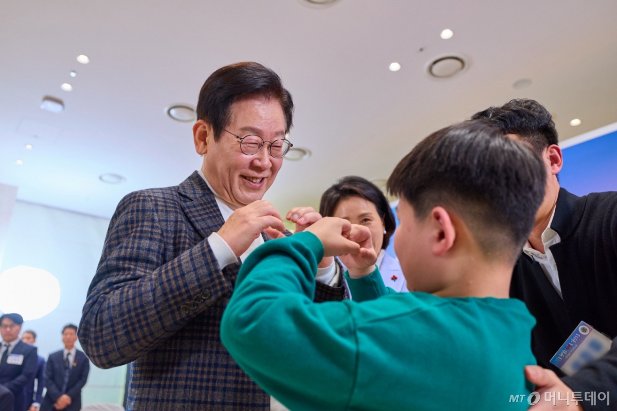 [서울=뉴시스] 최동준 기자 = 이재명 대통령이 24일 서울 서대문구 신촌세브란스 연세암병원 중입자치료센터에서 열린 희귀질환 환우·가족 간담회에서 환우들과 인사하고 있다. (사진=대통령실 제공) 2025.12.24. photo@newsis.com *재판매 및 DB 금지 /사진=