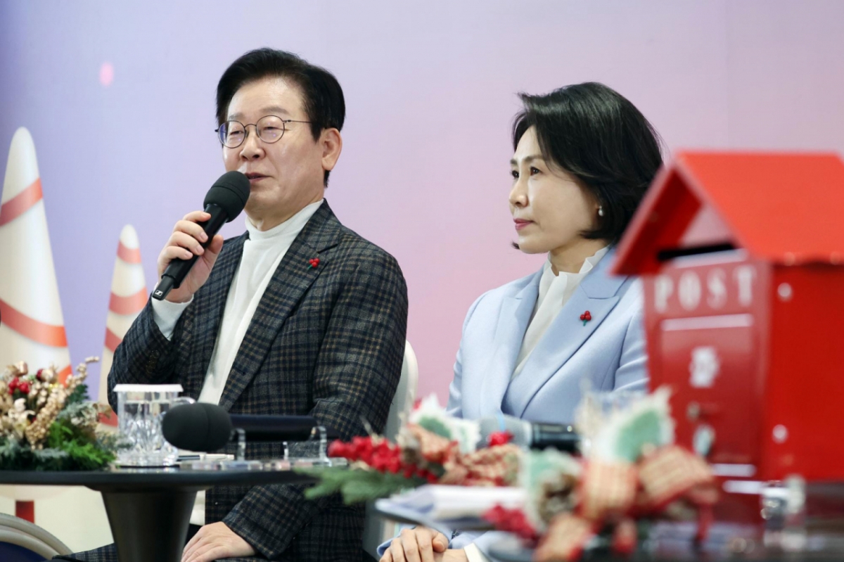 [서울=뉴시스] 최동준 기자 = 이재명 대통령이 24일 서울 서대문구 신촌세브란스 연세암병원 중입자치료센터에서 열린 희귀질환 환우·가족 간담회에서 발언하고 있다. (대통령실통신사진기자단) 2025.12.24. photocdj@newsis.com /사진=최동준