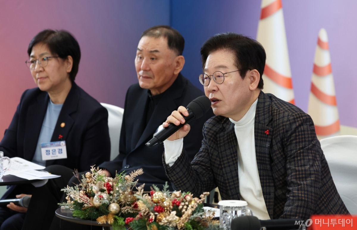 (서울=뉴스1) 이재명 기자 = 이재명 대통령이 24일 서울 서대문구 신촌세브란스 연세암병원 중입자치료센터에서 열린 희귀질환 환우·가족 현장소통에서 인사말을 하고 있다. (대통령실통신사진기자단) 2025.12.24/뉴스1  Copyright © 뉴스1. All rights reserved. 무단 전재 및 재배포,  AI학습 이용 금지. /사진=(서울=뉴스1) 이재명 기자