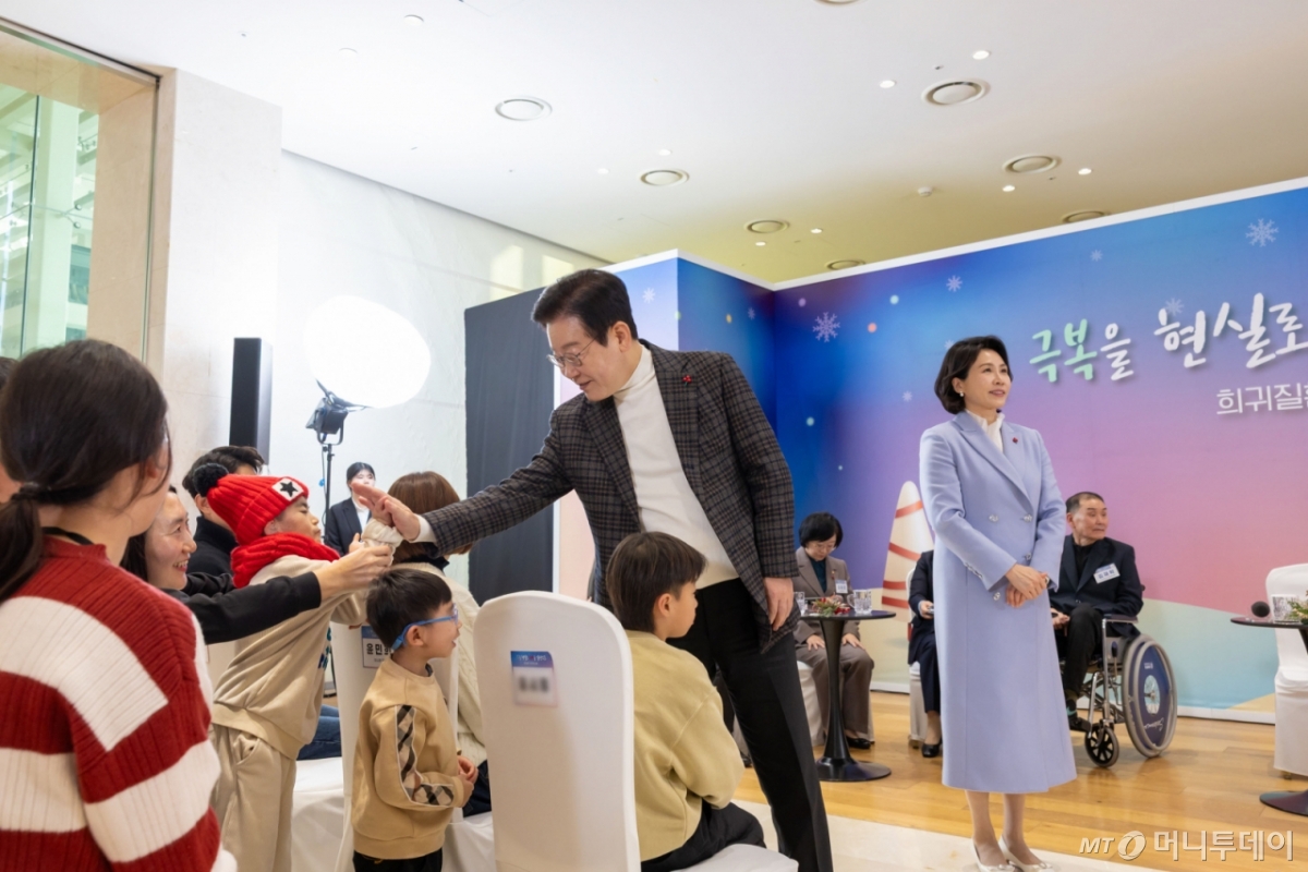 [서울=뉴시스] 최동준 기자 = 이재명 대통령이 24일 서울 서대문구 신촌세브란스 연세암병원 중입자치료센터에서 열린 희귀질환 환우·가족 간담회에서 환우들과 인사하고 있다. (사진=대통령실 제공) 2025.12.24. photo@newsis.com *재판매 및 DB 금지 /사진=