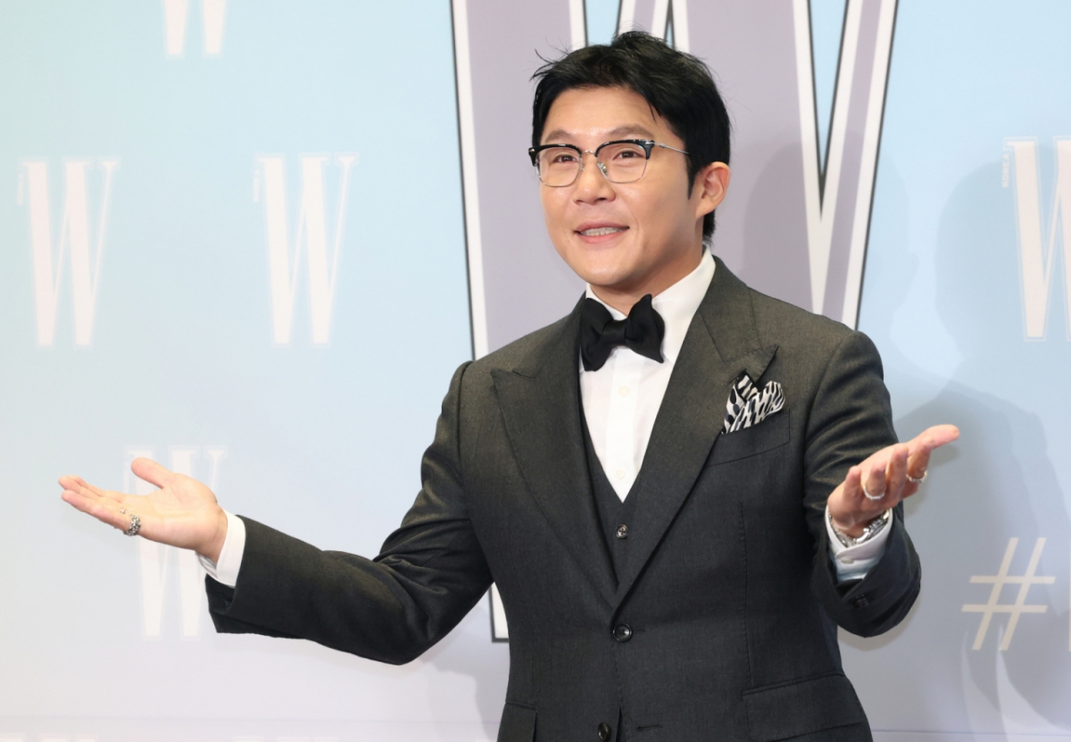 개그맨 조세호가 최근 불법 도박 사이트를 운영하는 조직폭력배 핵심 인물로 주목된 남성과 함께 찍은 사진이 공개되며 '조폭 친분설'에 휩싸이면서 tvN '유 퀴즈 온 더 블럭', KBS2 '1박2일' 등 고정 출연하던 예능 프로그램에서 모두 하차했다.