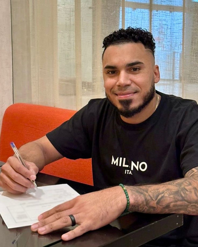 계약서에 서명하는 카스트로의 모습. /사진=KIA 타이거즈