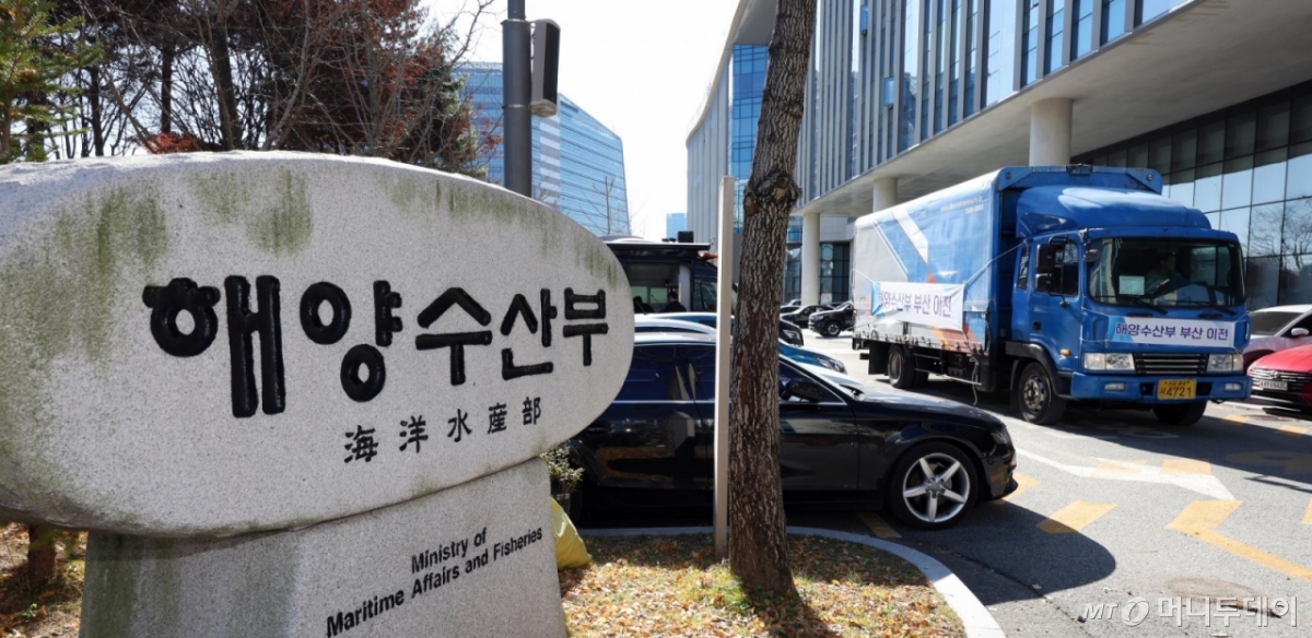 해양수산부가 세종에서 부산 동구 IM빌딩·협성타워 임시청사로 단계적 이전을 시작한 8일 이삿짐을 실은 차량이 정부세종청사 해수부 표지석 앞을 지나고 있다. /사진=뉴시스.