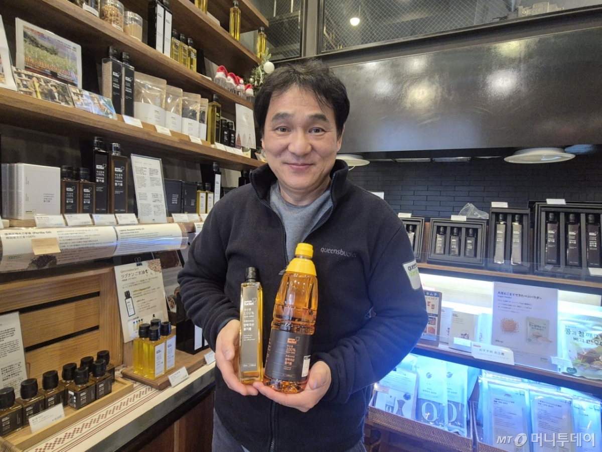 24일 오후 서울 중구의 콩기름·참기름 업체 쿠엔즈버킷에서 박정용 대표가 '압착국산 콩기름'을 소개하고 있다. /사진=이수현 기자