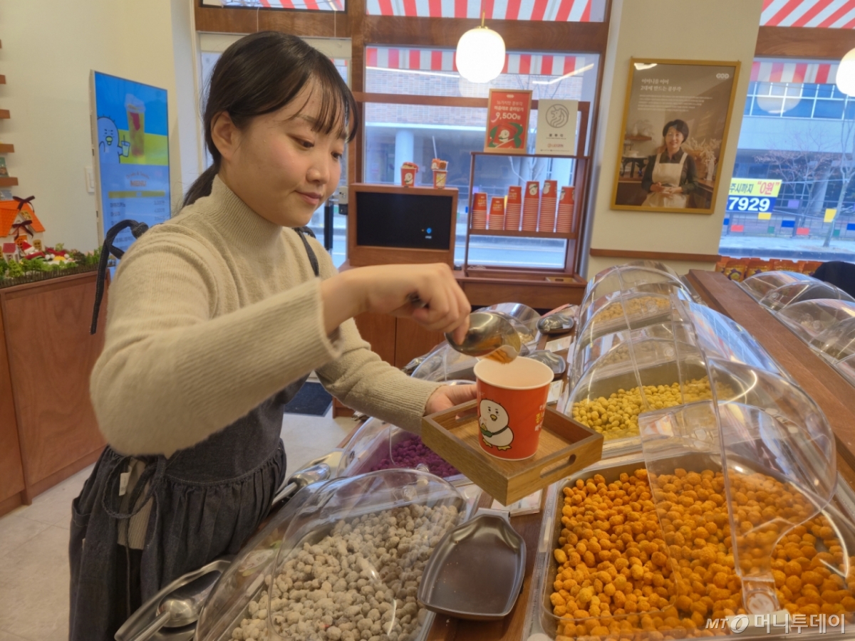 24일 오전 대전 중구 선화동 '콩뿌각' 매장에서 서동주 대표가 제품을 담고 있다. /사진=이수현 기자