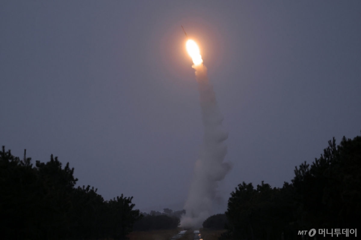 북한이 신형 반항공미사일을 시험발사했다고 25일 밝혔다. 노동당 기관지 노동신문은 시험발사가 전날인 24일 이뤄졌으며, 김정은 노동당 총비서가 이를 참관했다고 보도했다. 신문이 공개한 사진에 따르면 이 미사일은 지대공미사일로 보인다. / 사진=뉴스1(노동신문)