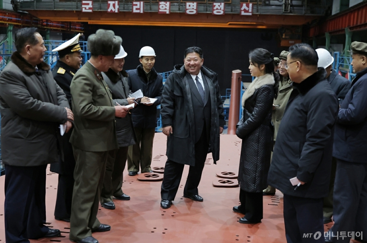 북한이 8700톤급 핵잠수함을 건조 중이라며 함체 전체의 사진을 처음으로 공개했다. 노동당 기관지 노동신문은 25일 김정은 당 총비서가 '핵동력전략유도탄잠수함' 건조사업을 현지지도했다고 보도했다. 김 총비서는 한국의 핵잠 도입사업에 대해 "우리 국가의 안전을 침해하는 공격적인 행위"라며 "반드시 대응해야 할 안전 위협"이라고 규정했다. / 사진=뉴스1