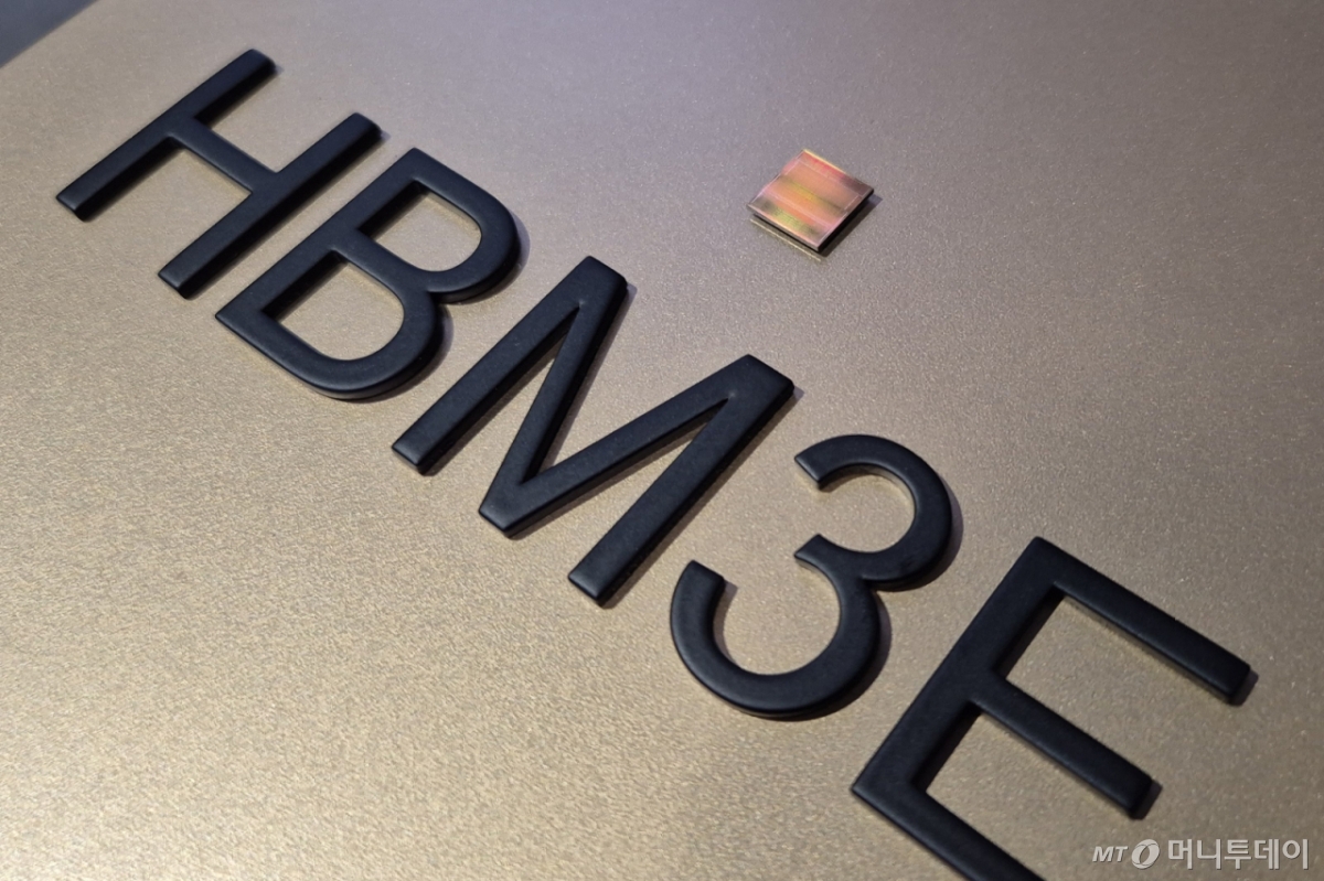 (서울=뉴스1) 최동현 기자 = 6일(현지시간) 미국 네바다주 라스베이거스 컨벤션센터(LVCC)에서 열린 SK 부스에 전시된 5세대 고대역폭메모리(HBM3E) 16단의 모습. 2025.1.7/뉴스1  Copyright © 뉴스1. All rights reserved. 무단 전재 및 재배포,  AI학습 이용 금지. /사진=(서울=뉴스1) 최동현 기자