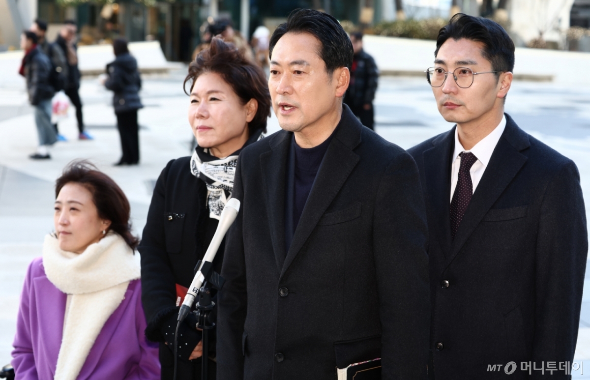 (서울=뉴스1) 김민지 기자 = 장동혁 국민의힘 대표가 25일 서울 서초구 사랑의교회에서 성탄 예배를 마치고 취재진 질의에 답변하고 있다. 오른쪽은 박준태 비서실장. 2025.12.25/뉴스1  Copyright © 뉴스1. All rights reserved. 무단 전재 및 재배포,  AI학습 이용 금지. /사진=(서울=뉴스1) 김민지 기자