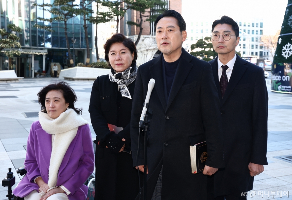  장동혁 국민의힘 대표가 25일 서울 서초구 사랑의교회에서 성탄 예배를 마치고 취재진 질의에 답변하고 있다. /사진=뉴스1