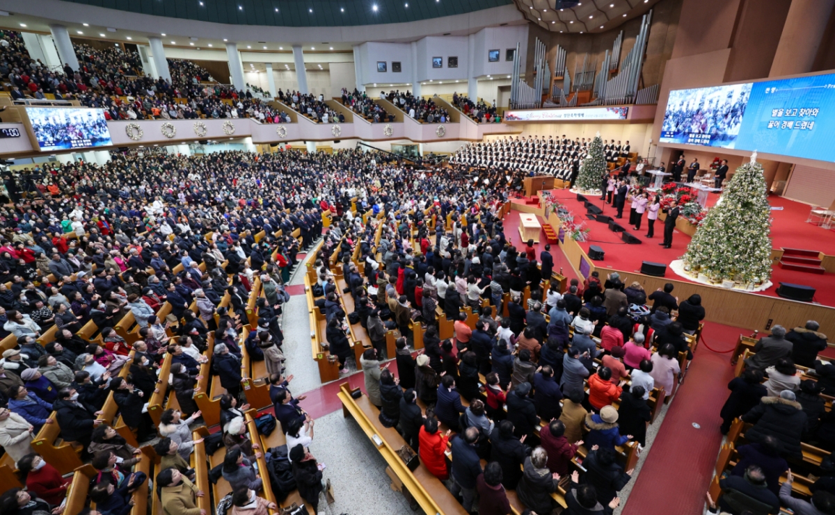 크리스마스인 25일 서울 영등포구 여의도순복음교회를 찾은 성도들이 2025 성탄 축하예배를 드리고 있다. /사진 = 뉴스1 