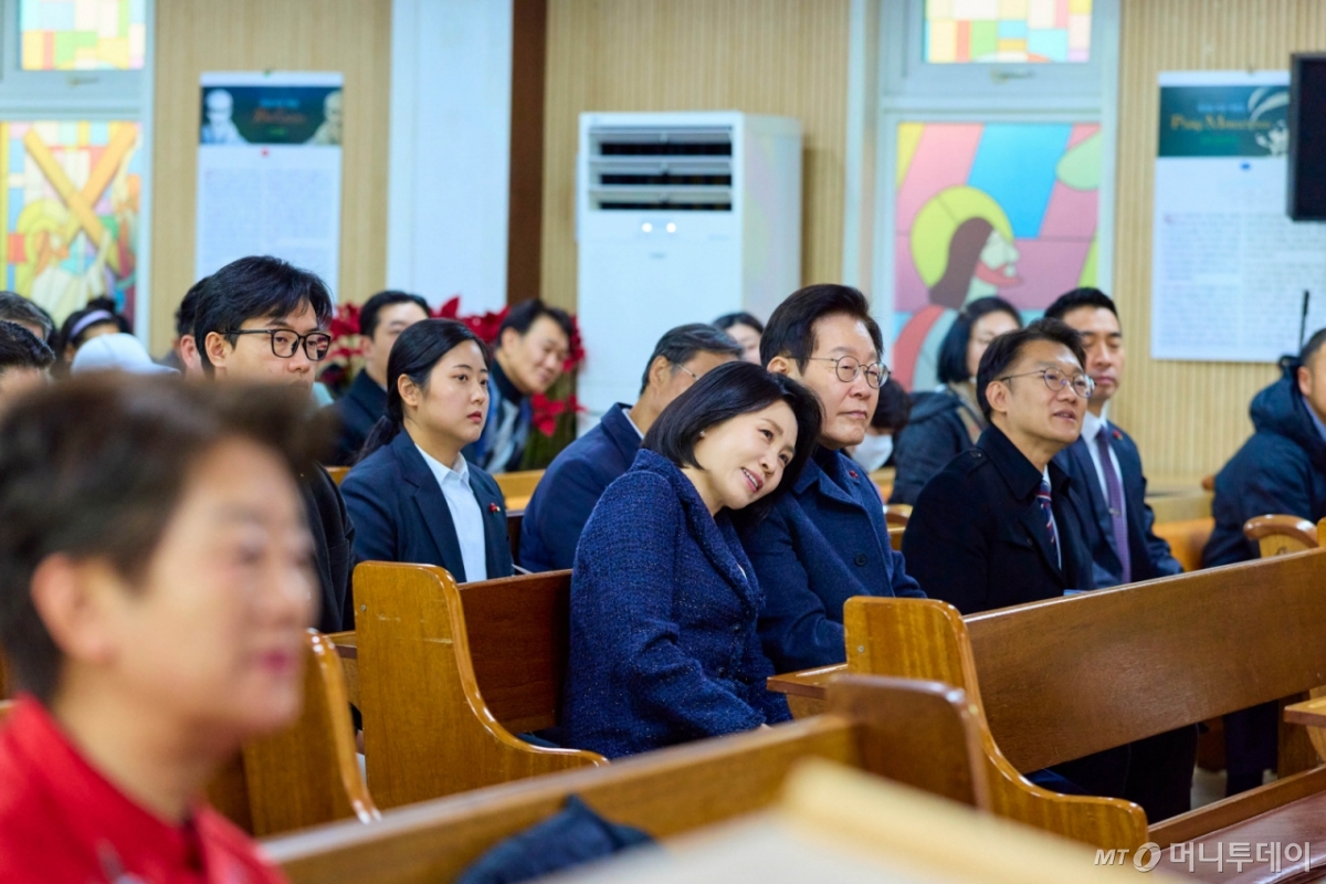 [서울=뉴시스] 최동준 기자 = 이재명 대통령(가운데)과 김혜경 여사(왼쪽), 김남준 대통령실 대변인(오른쪽)이 25일 인천 계양구 해인교회에서 열린 성탄예배에 참석해 있다. (사진=대통령실 제공) 2025.12.25. photo@newsis.com *재판매 및 DB 금지 /사진=