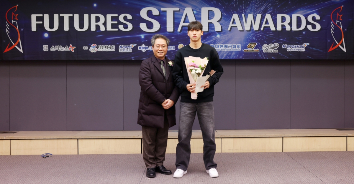 축구 부문 스타상 수상자 박시후(신평고3·충남아산)가  24일 서울 중구 프레스센터에서 진행된 '2025 퓨처스 스타대상' 시상식에 참석해 수상한 뒤 한준희 쿠팡플레이 해설위원과 기념촬영을 하고 있다. /사진=김휘선 기자