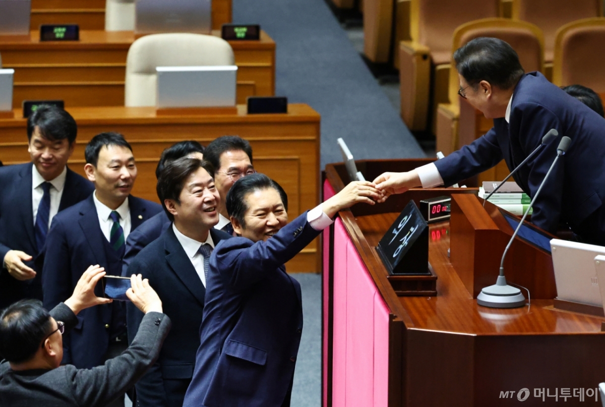 [서울=뉴시스] 김명년 기자 = 정청래 더불어민주당 대표가 24일 서울 여의도 국회에서 열린 제430회국회(임시회) 제2차 본회의에서 정보통신망 이용촉진 및 정보보호 등에 관한 법률 일부개정법률안(대안)에 대한 무제한토론 종결동의의 건 투표를 마친 뒤 우원식 국회의장과 인사를 나누고 있다. 2025.12.24. kmn@newsis.com /사진=김명년
