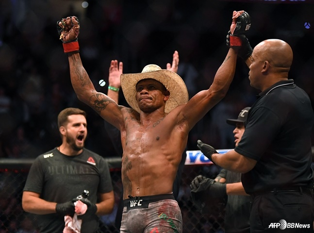 알렉스 올리베이라(가운데)가 경기에서 이긴 뒤 두 팔을 치켜세우고 있다. /AFPBBNews=뉴스1