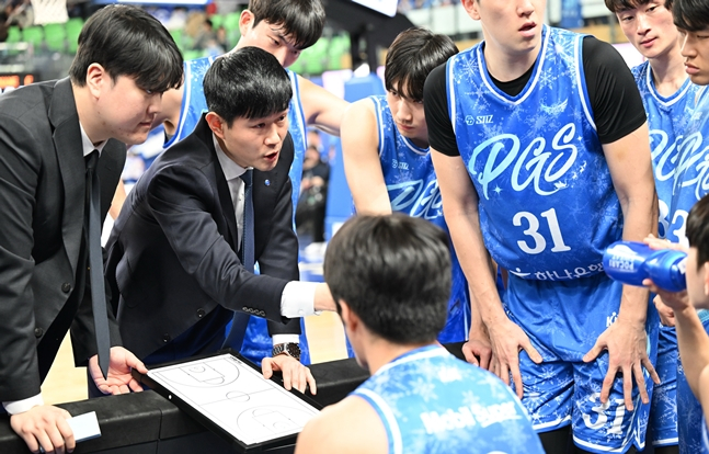 강혁(왼쪽에서 두 번째) 한국가스공사 감독이 작전 지시하고 있다. /사진=KBL 제공