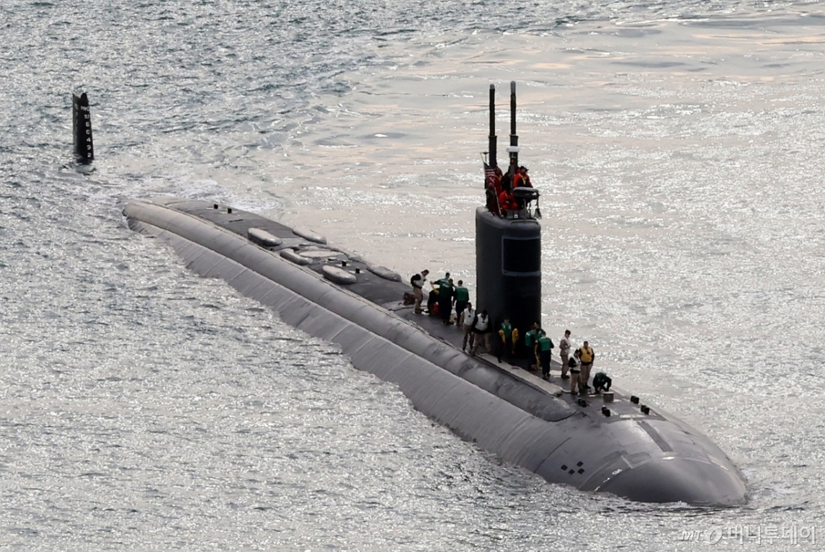 [부산=뉴시스] 하경민 기자 = 미국 해군의 로스앤젤레스급(LA급) 공격형 핵추진 잠수함 '그린빌함'(SSN-772·6900t급)이 23일 오전 부산 남구 해군작전사령부 부산작전기지에 입항하고 있다.   길이 110m, 폭 10m, 승조원 140여 명인 이 잠수함은 토마호크 순항미사일 및 12개의 수직발사시스템(VLS), MK48 어뢰 및 4개의 발사관 등을 갖추고 있다. 2025.12.23. yulnetphoto@newsis.com /사진=하경민