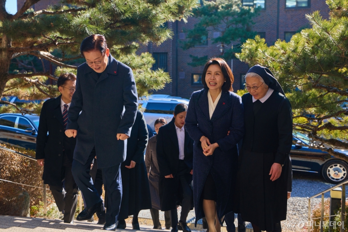[서울=뉴시스] 최동준 기자 = 이재명 대통령과 김혜경 여사가 25일 성탄 인사를 하기 위해 인천 계양구 노틀담 수녀원을 방문하고 있다. (사진=대통령실 제공) 2025.12.25. photo@newsis.com *재판매 및 DB 금지 /사진=