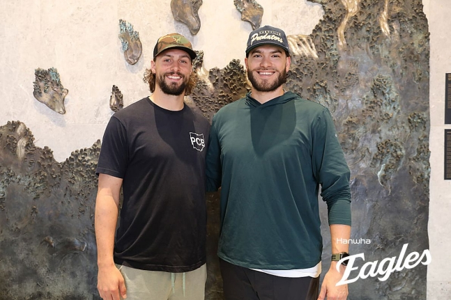 와이스(왼쪽)와 폰세. /사진=한화 이글스 제공