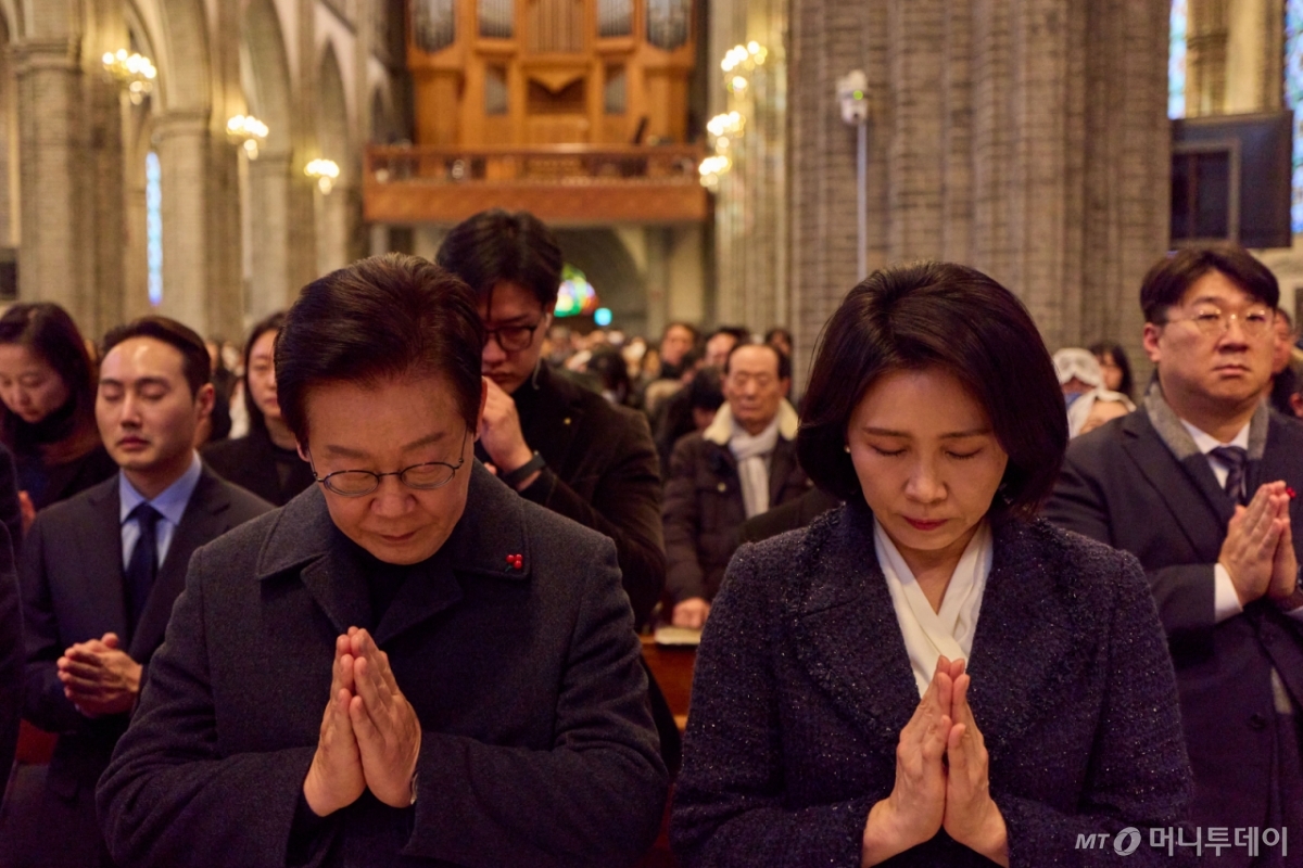 [서울=뉴시스] 최동준 기자 = 이재명 대통령과 김혜경 여사가 25일 서울 명동성당에서 열린 성탄 미사에 참석해 기도하고 있다. (사진=대통령실 제공) 2025.12.25. photo@newsis.com *재판매 및 DB 금지 /사진=