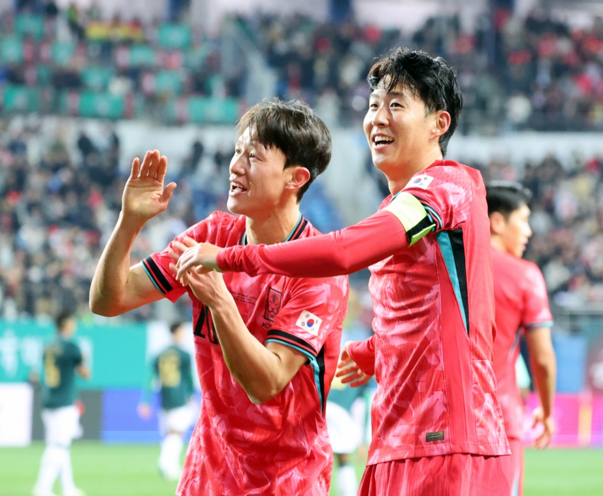 대표팀 주장 손흥민이 4일 대전월드컵경기장에서 열린  대한민국축구대표팀과 볼리비아(FIFA 랭킹 76위)와의 친선경기에서 후반전 초반 프리킥을 성공시킨 후 센추리클럽에 가입한 이재성에 공을 돌리고 있다. /사진=강영조 선임기자