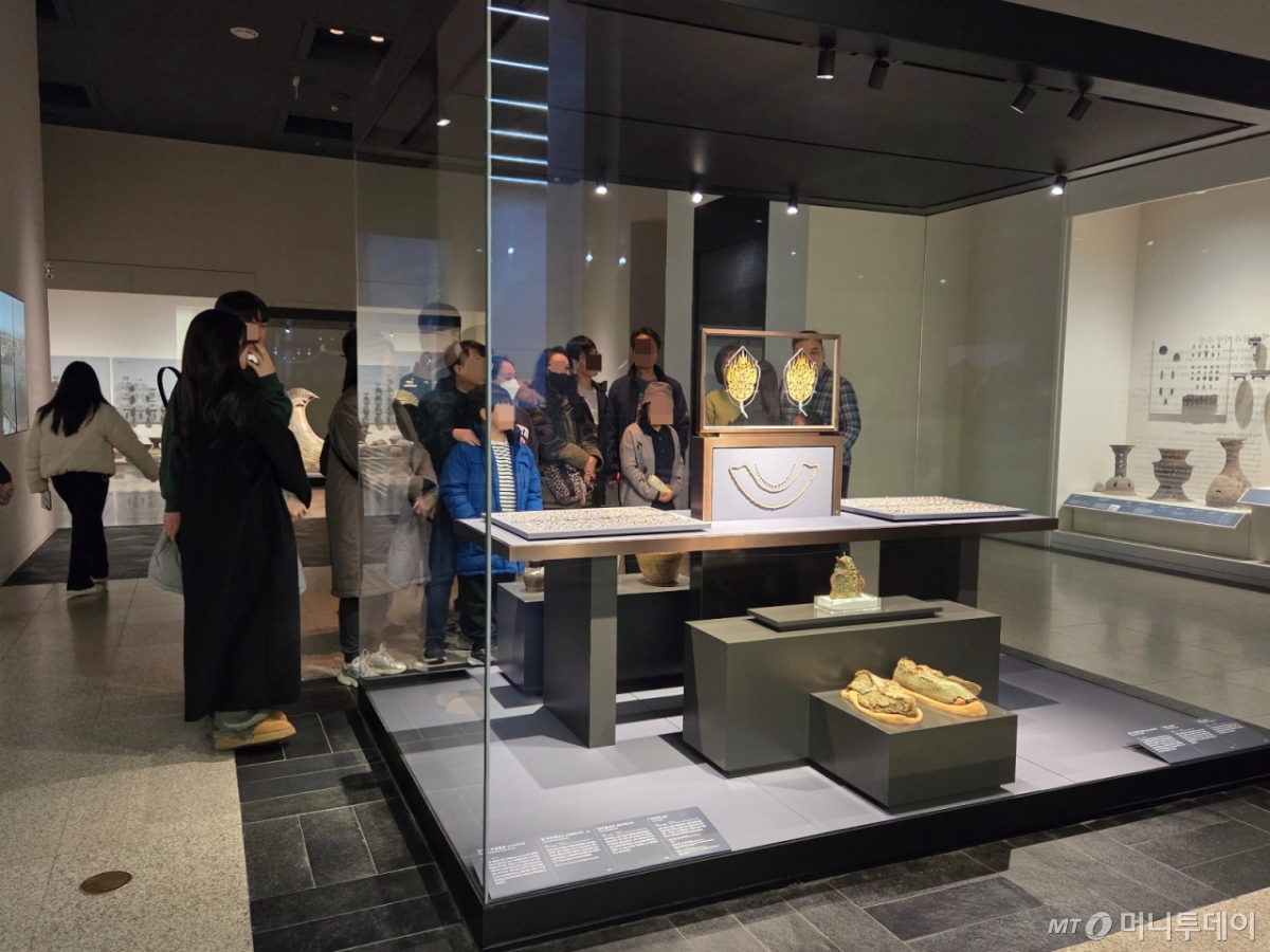 국립중앙박물관 1층 중·근세관에서 작품을 감상하고 있는 관람객의 모습. /사진=김서현 기자.