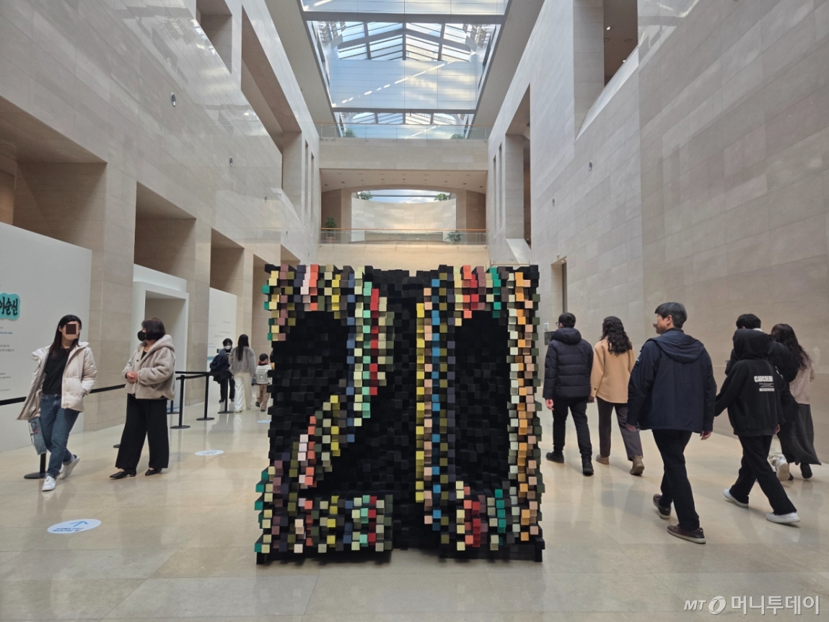 국립중앙박물관은 올해로 용산 개관 20주년을 맞았다. 20주년 기념 전시물을 지나가는 방문객들. /사진=김서현 기자.