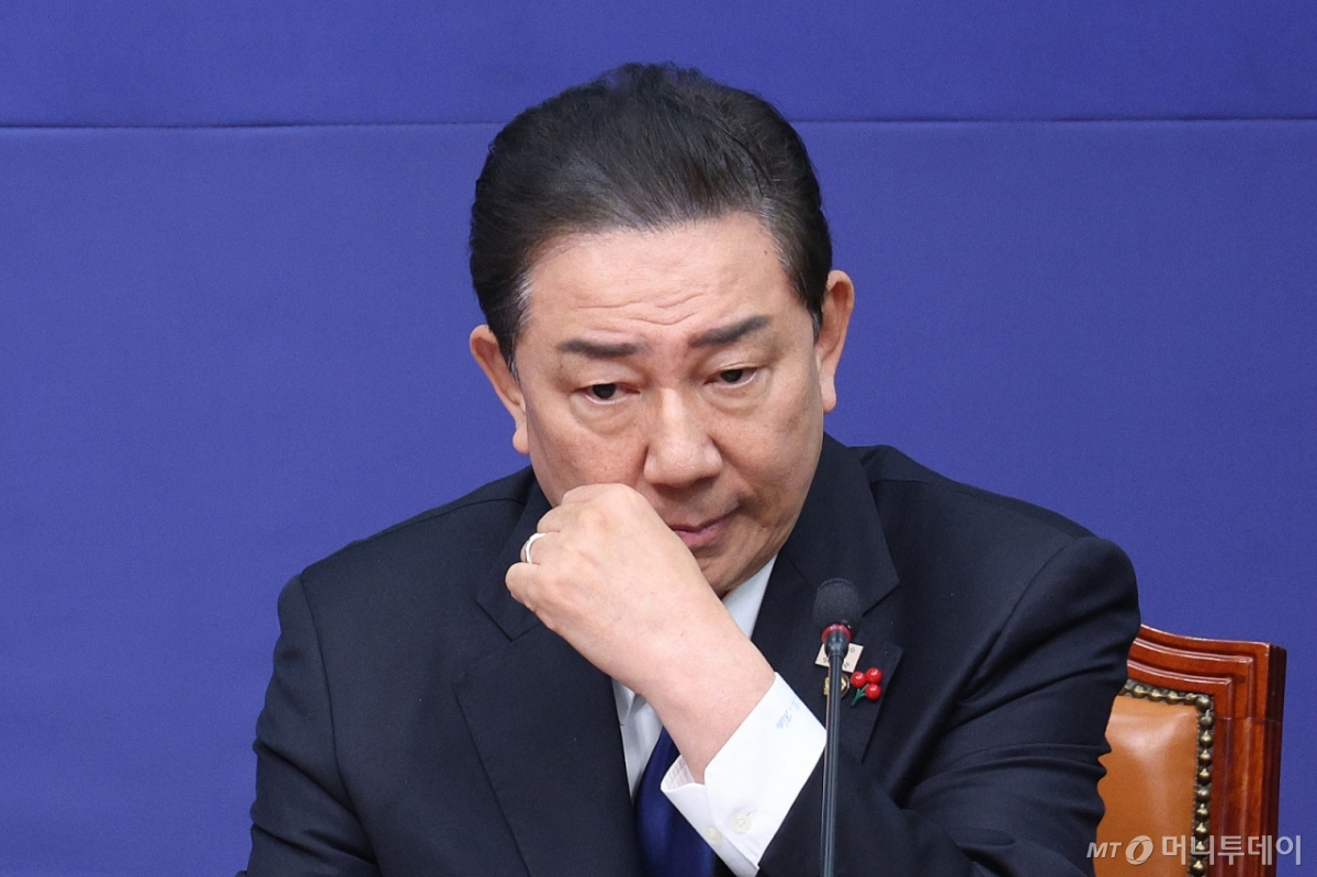 (서울=뉴스1) 신웅수 기자 = 김병기 더불어민주당 원내대표가 24일 서울 여의도 국회에서 열린 최고위원회의에서 생각에 잠겨 있다. 2025.12.24/뉴스1  Copyright © 뉴스1. All rights reserved. 무단 전재 및 재배포,  AI학습 이용 금지. /사진=(서울=뉴스1) 신웅수 기자