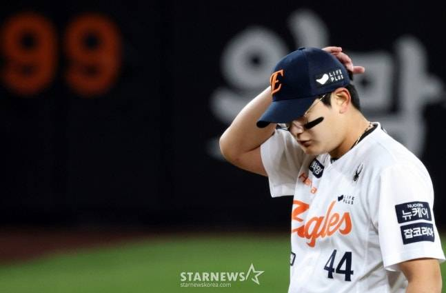 김서현이 한국시리즈 4차전에서 홈런을 맞고 아쉬워하고 있다. /사진=강영조 선임기자