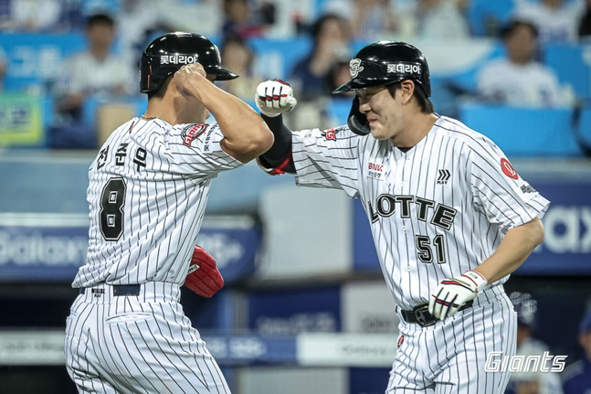 롯데 전준우(왼쪽)와 나승엽. /사진=롯데 자이언츠 제공