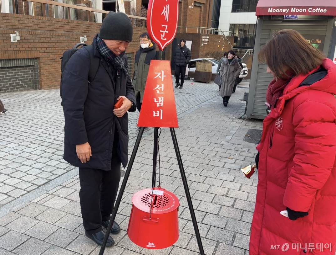 박영구씨(61)가 자선냄비에 기부금을 모금하고 있다. /사진=이정우 기자.