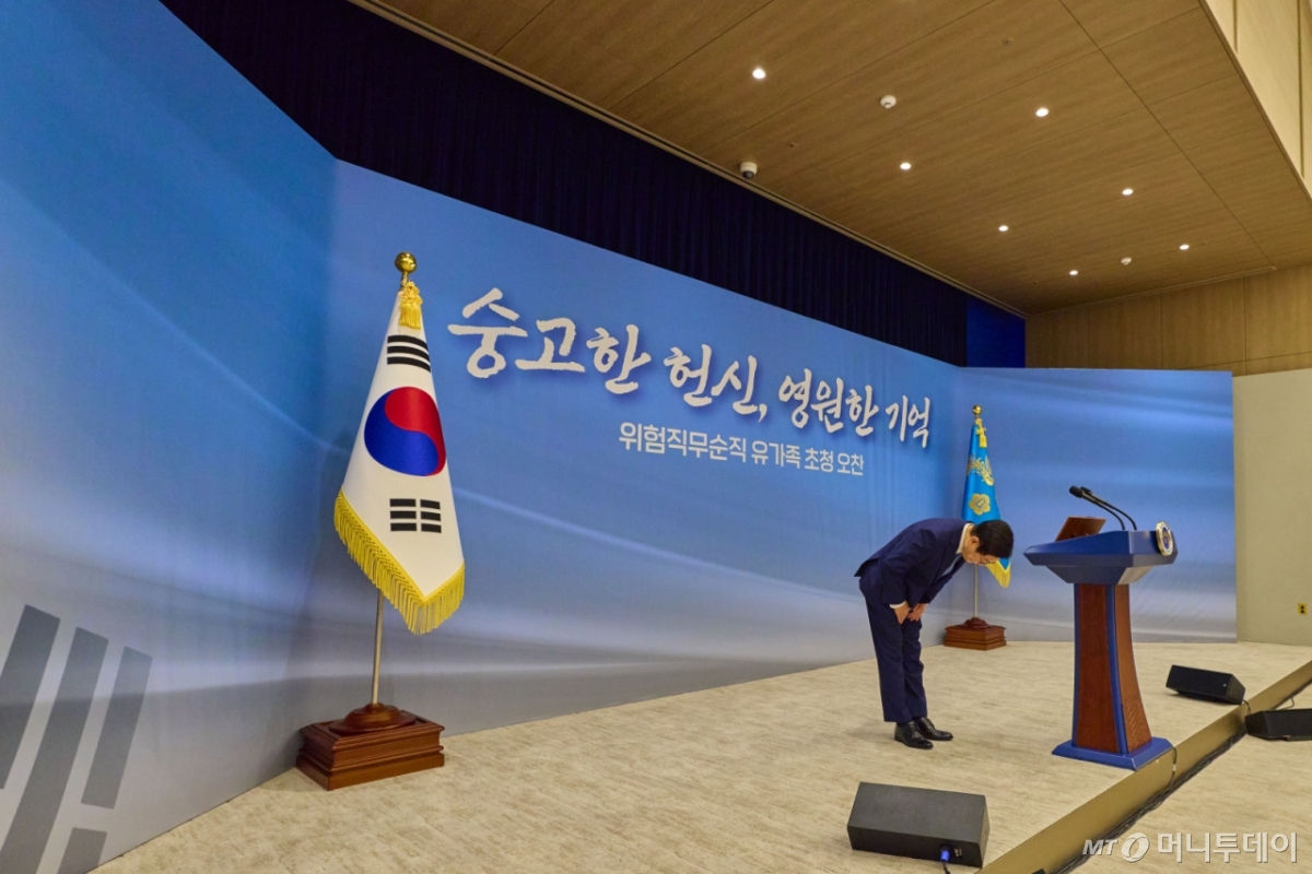 [서울=뉴시스] 최동준 기자 = 이재명 대통령이 26일 서울 용산 대통령실에서 열린 위험직무 순직 유가족 초청 오찬에서 인사하고 있다. (사진=대통령실 제공) 2025.12.26. photo@newsis.com *재판매 및 DB 금지 /사진=