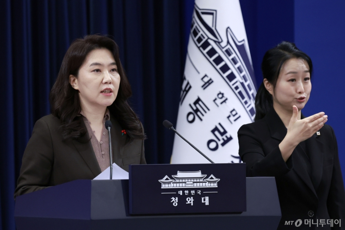 [서울=뉴시스] 최동준 기자 = 강유정 대변인이 청와대 춘추관에서 대통령 위험직무 순직 유가족 초청 오찬 관련 브리핑을 하고 있다. 2025.12.26. photocdj@newsis.com /사진=최동준