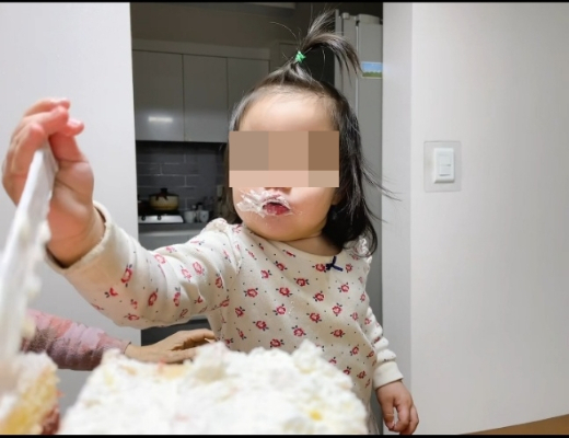 입에는 딸기를 가득 문 채 케익을 헤집고 있는 아이. 얼굴과 손에 묻은 생크림 닦아주는 건 일도 아니다. 그저 크리스마스를 행복하개 보내면 된다. /사진=최우영 기자