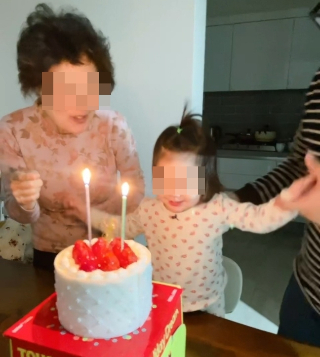 먼 훗날 아이의 기억 속에 이날 먹은 딸기 케이크는 남아있지 않을 것이다. 하지만 자신을 둘러싼 가족들의 상기된 표정과 그 안에서 느꼈던 행복함은 오래 남았으면 좋겠다, /사진=최우영 기자