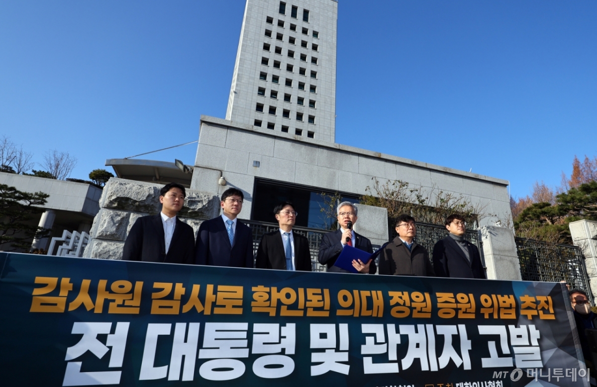 [서울=뉴시스] 최진석 기자 = 김택우 대한의사협회 회장이 12일 서울 서초구 대검찰청 앞에서 열린 의대정원 증원 절차 감사원 감사 결과에 따른 전 대통령 및 관계자 고발 기자회견에서 발언하고 있다. 2025.12.12. myjs@newsis.com /사진=최진석