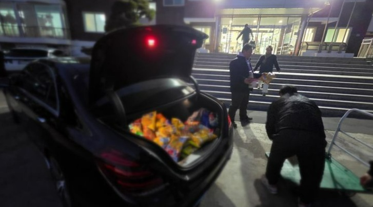 인천 강화도 한 보육원에 방문해 아이들이 좋아하는 간식을 전달한 남성의 선행이 알려져 감동을 안겼다. /사진=온라인 커뮤니티 보배드림 캡처