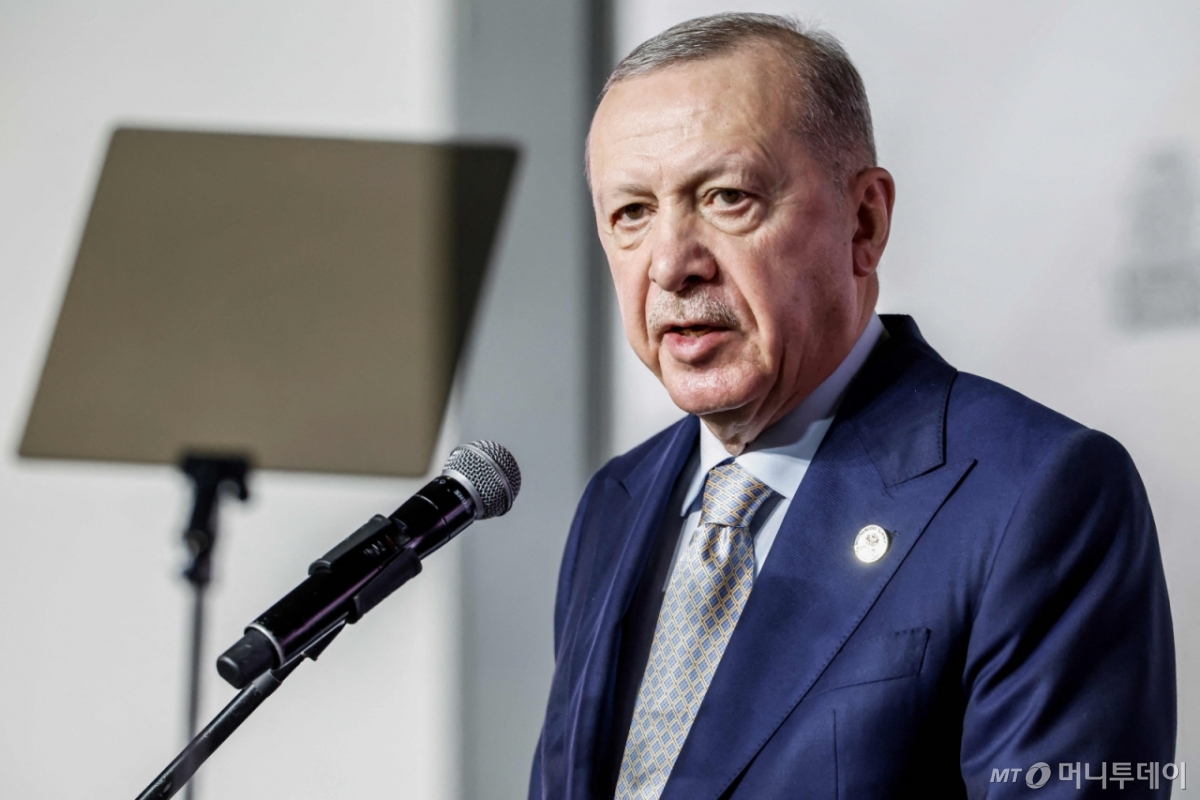 (요하네스버그 AFP=뉴스1) 이창규 기자 = 레제프 타이이프 에르도안 튀르키예 대통령이 23일(현지시간) 주요 20개국(G20) 정상회의 폐막 후 기자회견을 하고 있다. 2025.11.23./뉴스1  ⓒ AFP=뉴스1  Copyright © 뉴스1. All rights reserved. 무단 전재 및 재배포,  AI학습 이용 금지. /사진=(요하네스버그 AFP=뉴스1) 이창규 기자