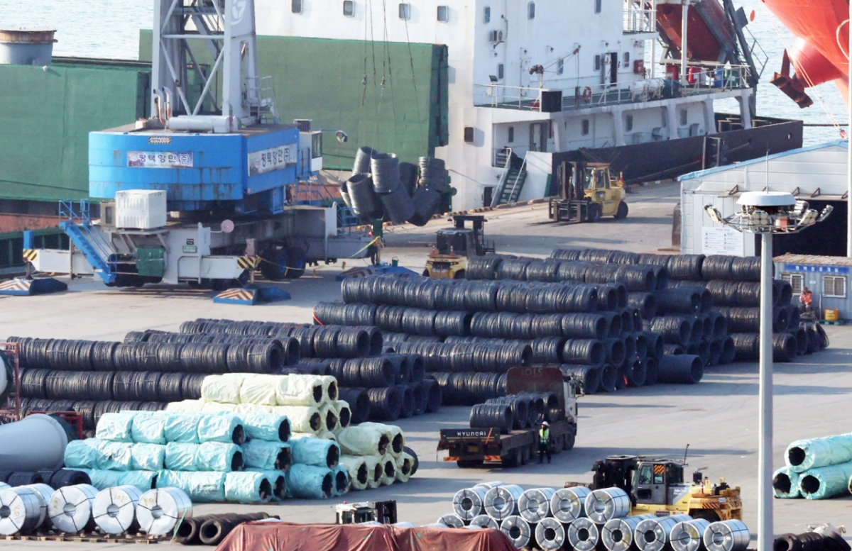 경기 평택시 포승읍 평택항에 철강제품이 쌓여있는 모습./사진=뉴스1