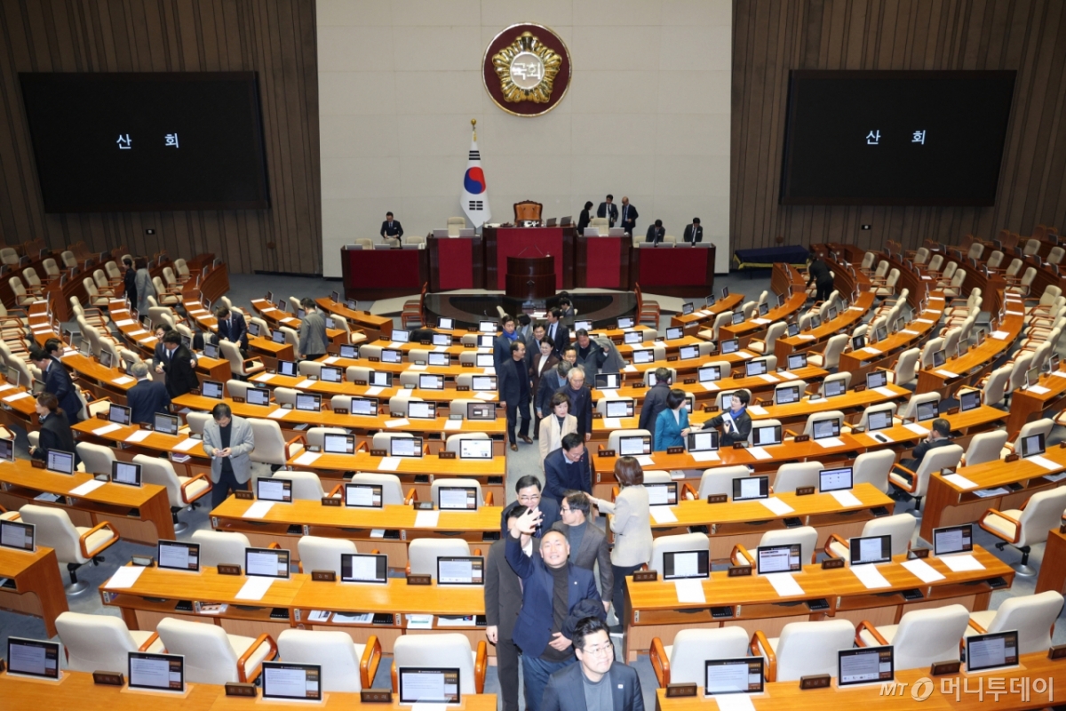 (서울=뉴스1) 신웅수 기자 = 24일 서울 여의도 국회에서 열린 제430회국회(임시회) 제2차 본회의가 산회된 후 더불어민주당 의원들이 본회의장을 나서고 있다. 2025.12.24/뉴스1  Copyright © 뉴스1. All rights reserved. 무단 전재 및 재배포,  AI학습 이용 금지. /사진=(서울=뉴스1) 신웅수 기자