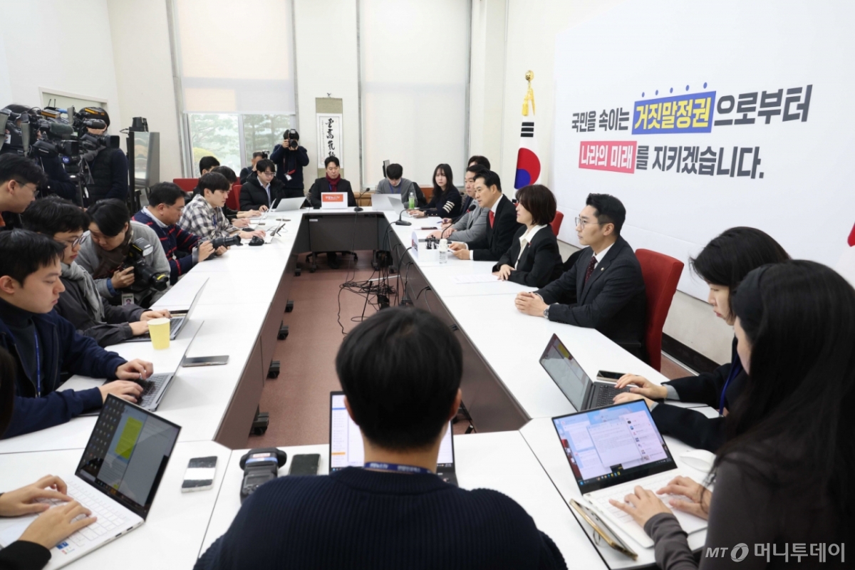 [서울=뉴시스] 조성봉 기자 = 장동혁 국민의힘 대표가 28일 오전 서울 여의도 국회에서 열린 현안 관련 기자간담회에서 발언을 하고 있다. 2025.12.28. suncho21@newsis.com /사진=조성봉