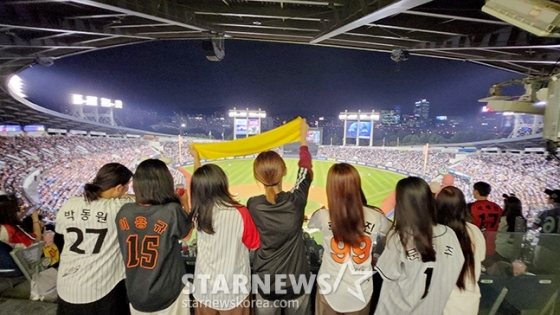 여성 관중들이 지난해 서울 잠실야구장에서 열린 LG-한화전을 응원하고 있다. /사진=김진경 대기자