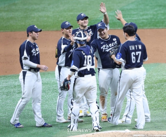 '2025 NAVER K-BASEBALL SERIES' 대한민국-체코 야구 대표팀의 경기가 2025년 11월 9일 서울 고척스카이돔에서 열렸다. 한국 선수들이 11-1 대승을 거둔 후 기쁨을 나누고 있다. /사진=김진경 대기자