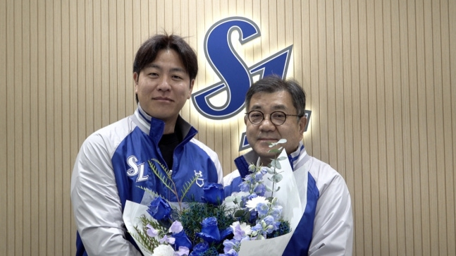 삼성 강민호(왼쪽)와 유정근 대표이사가 FA 계약 후 기념촬영을 하고 있다. /사진=삼성 라이온즈 제공