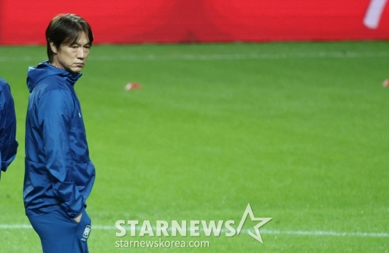 홍명보 대표팀 감독이 선수들의 훈련을 지켜보고 있다. /사진=김진경 대기자