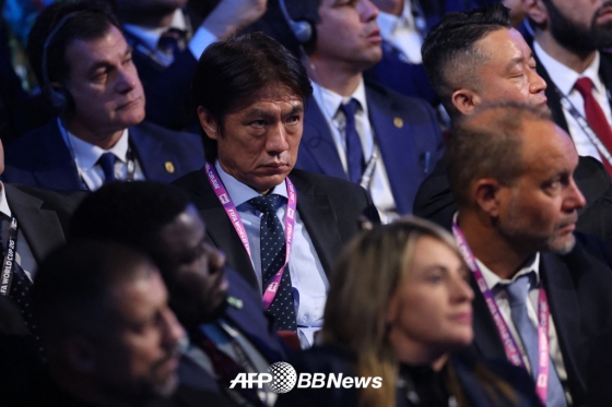 지난해 12월 6일 미국 워싱턴 D.C에서 열린 2026 국제축구연맹(FIFA) 북중미 월드컵 본선 조 추첨식에 참석한 홍명보 축구대표팀 감독. /AFPBBNews=뉴스1