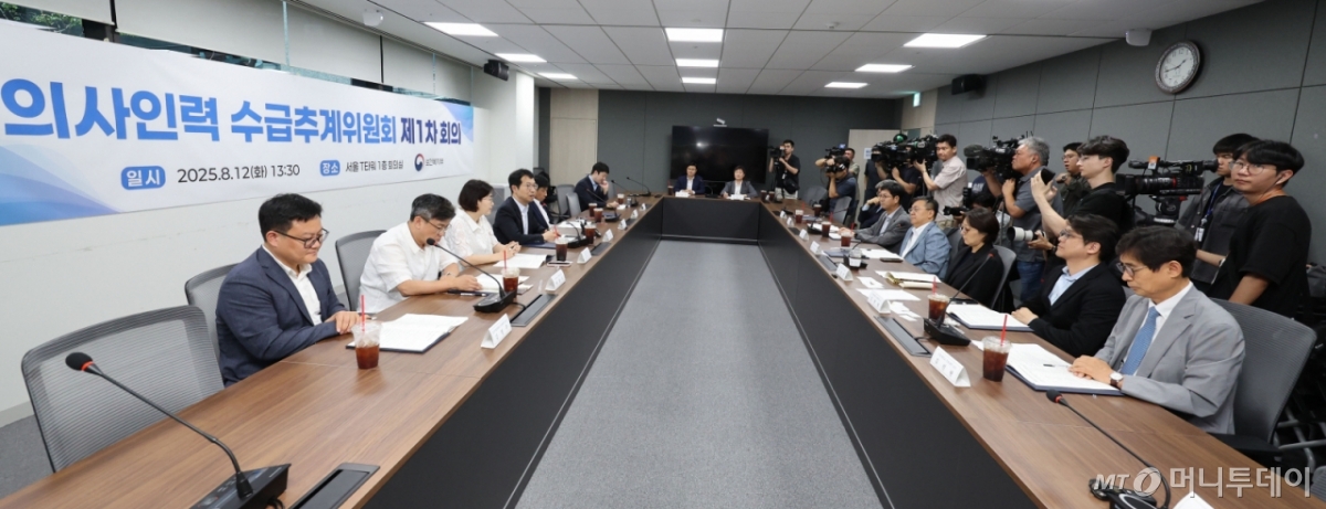 [서울=뉴시스] 권창회 기자 = 의사인력 수급추계위원장으로 선출된 김태현 한국보건경제정책학회 회장이 12일 서울 중구 서울역 T타워에서 열린 의사인력 수급추계위원회 제1차 회의에서 인사말을 하고 있다. 2025.08.12. kch0523@newsis.com /사진=권창회